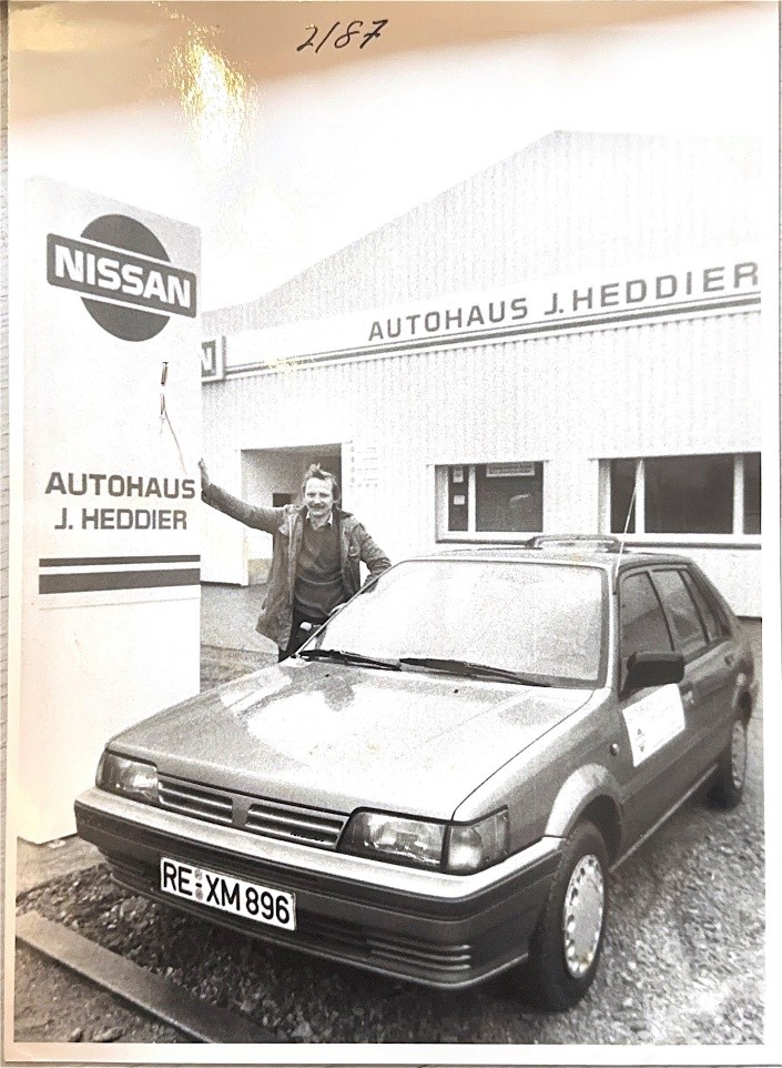 Firmengründer Josef Heddier vor seinem ersten Nissan-Autohaus, 1987
