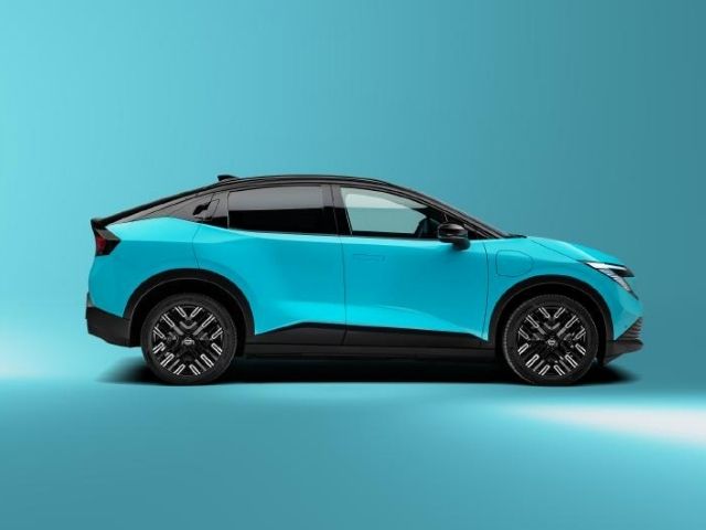 efffeff Nissan LEAF Engage laedt an einer oeffentlichen Ladesaeule in der Stadt